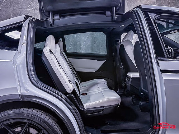 Tesla Model X 15 of 27