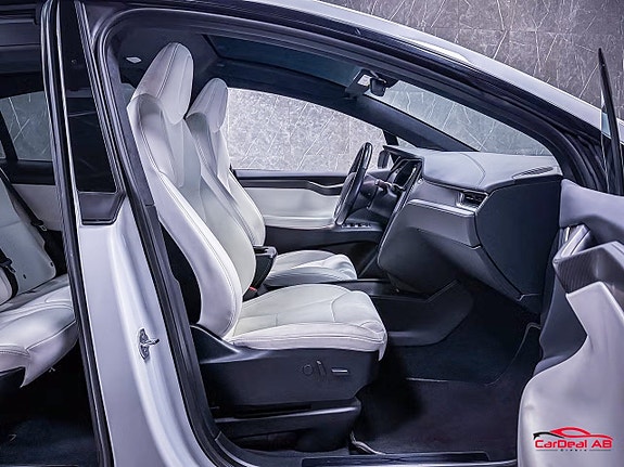 Tesla Model X 14 of 27