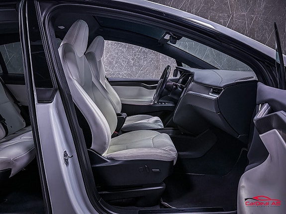 Tesla Model X 14 of 27