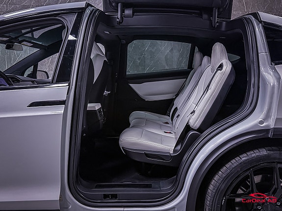 Tesla Model X 16 of 27