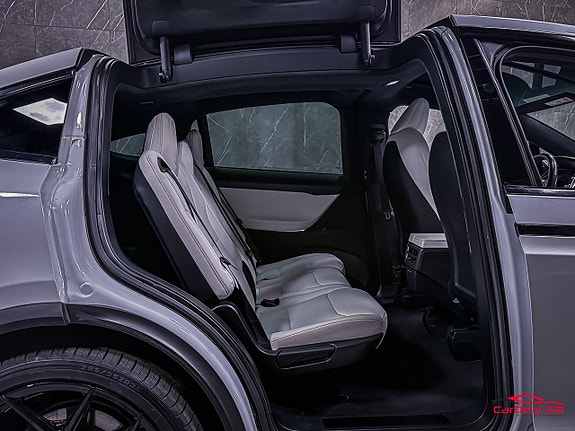 Tesla Model X 15 of 27