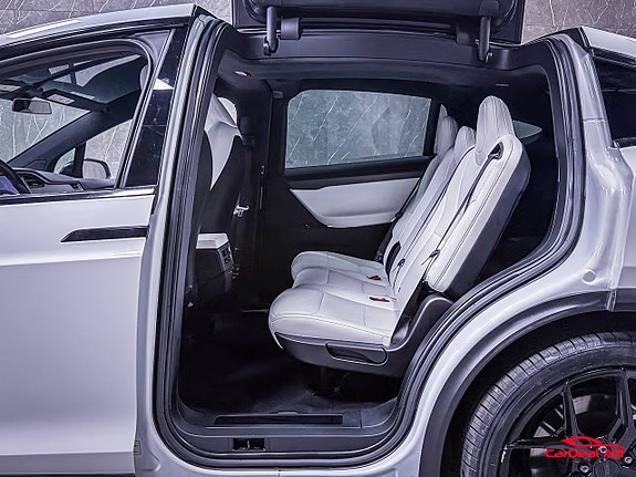 Tesla Model X 16 of 27