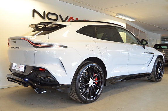 Aston Martin DBX 22 of 26