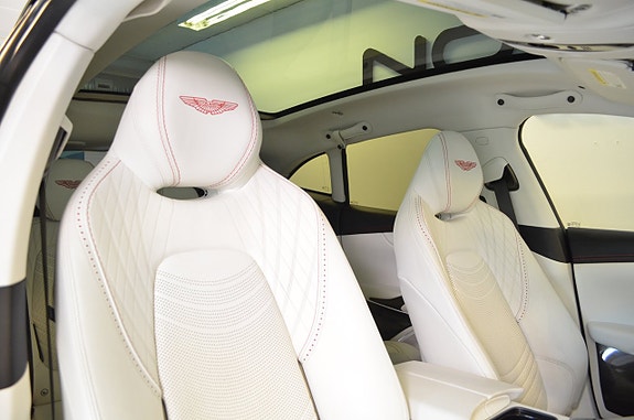 Aston Martin DBX 3 of 5