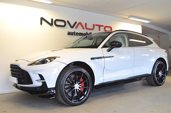 Aston Martin DBX 4 of 5