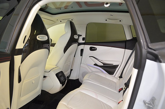 Aston Martin DBX 21 of 26
