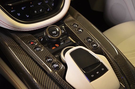Aston Martin DBX 12 of 26