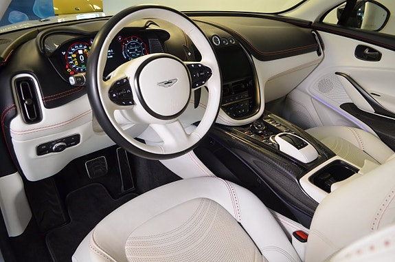 Aston Martin DBX 20 of 26