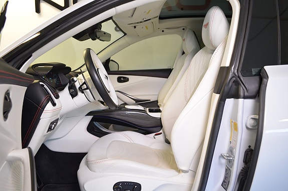 Aston Martin DBX 2 of 5