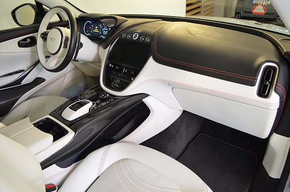 Aston Martin DBX 9 of 26