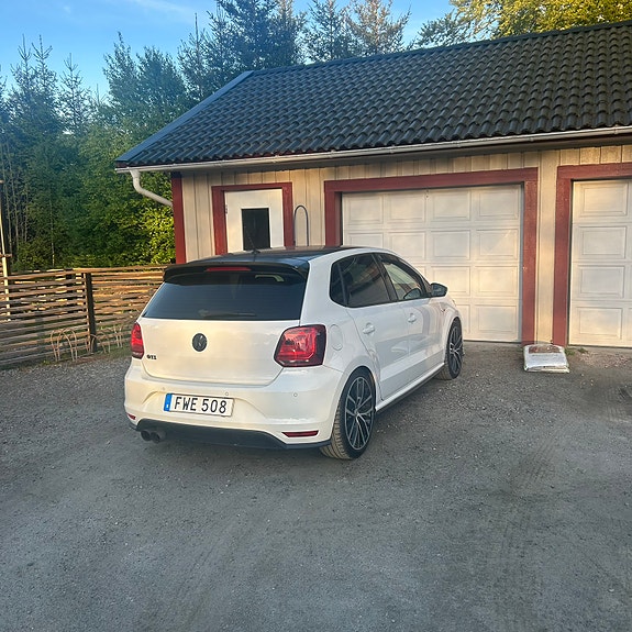 Volkswagen Polo 2 of 5