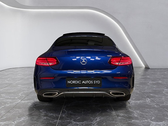 Mercedes-Benz C300 4 of 5