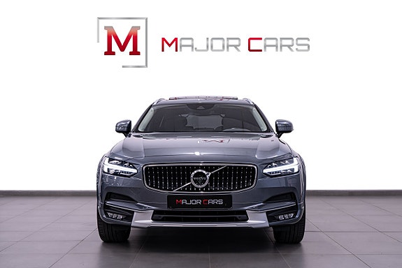 Volvo V90 Cross Country 2 of 5