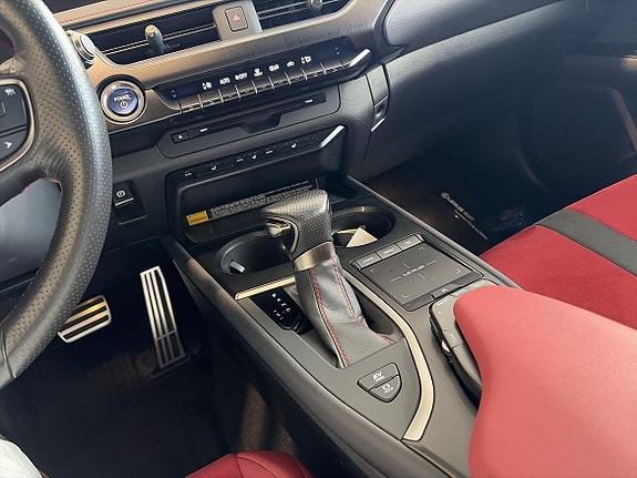 Lexus UX250h 8 of 12