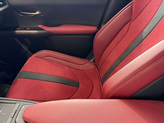 Lexus UX250h 9 of 12