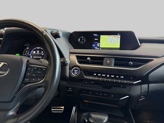 Lexus UX250h 10 of 12