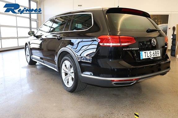 Volkswagen Passat Alltrack 3 of 5