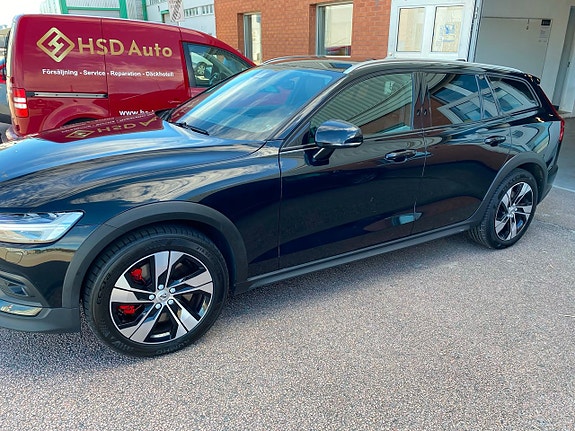 Volvo V60 Cross Country 2 of 5