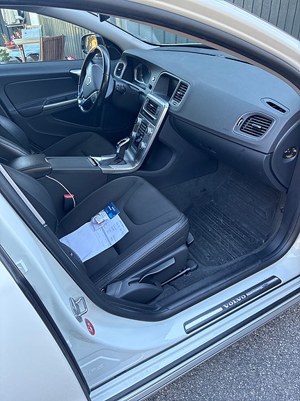 Volvo V60 Cross Country 2 of 5