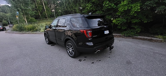 Ford Explorer 3 of 5