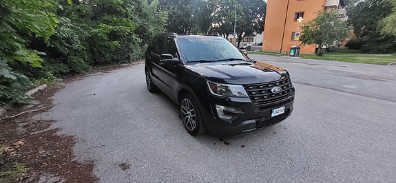 Ford Explorer 2 of 5