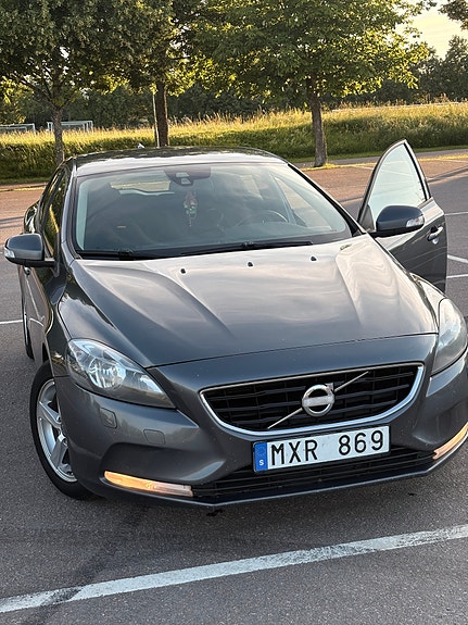 Volvo V40 2 of 5