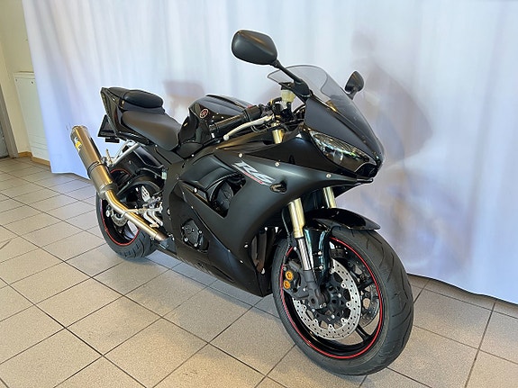 Yamaha YZF-R6 2 of 5