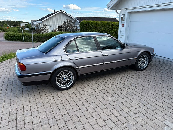 BMW 740i 3 of 5