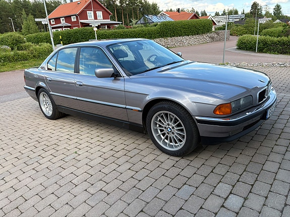 BMW 740i 2 of 5