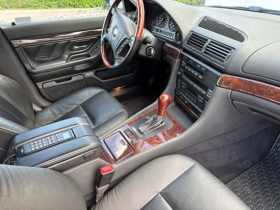 BMW 740i 10 of 10