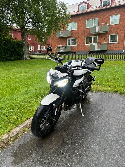 Triumph Street Triple 765 R 2 of 7