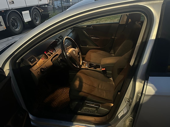 Volkswagen Passat 2 of 5