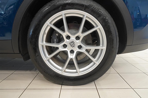 Porsche Cayenne 4 of 5
