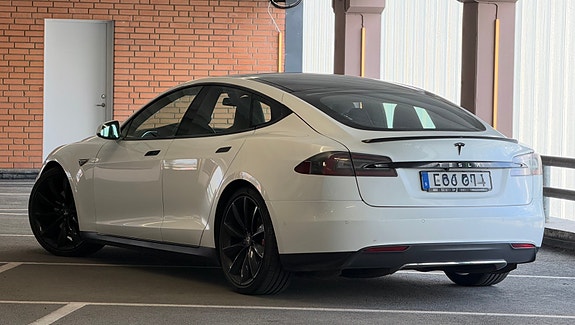 Tesla Model S 4 of 5