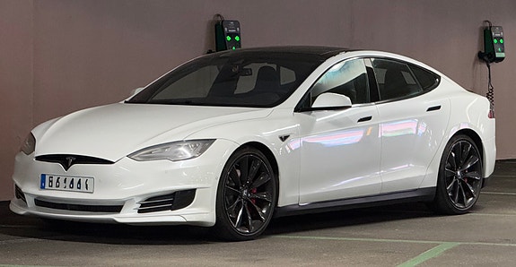 Tesla Model S 2 of 5