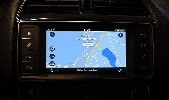 Jaguar XE 15 of 22
