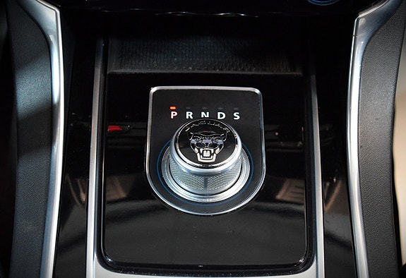 Jaguar XE 17 of 22