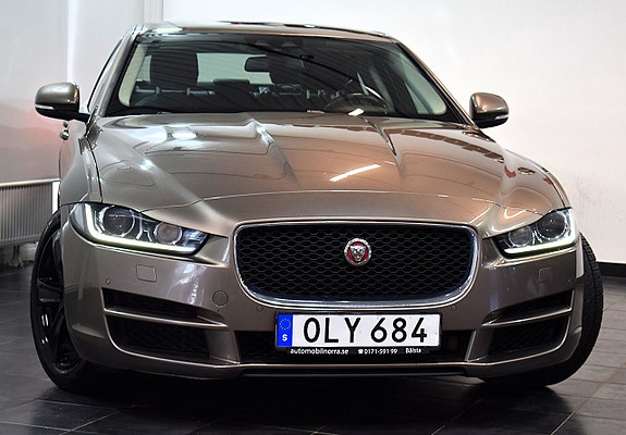 Jaguar XE 4 of 5