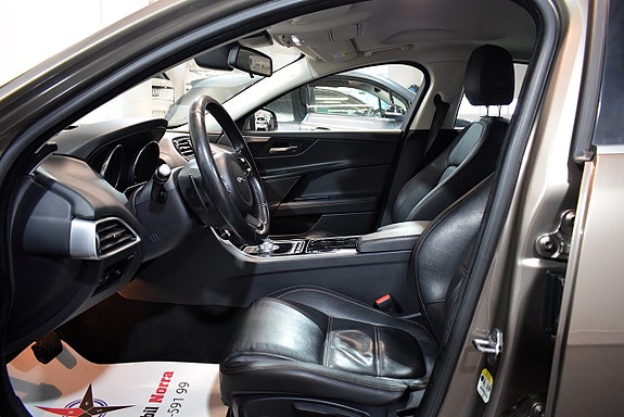 Jaguar XE 8 of 22
