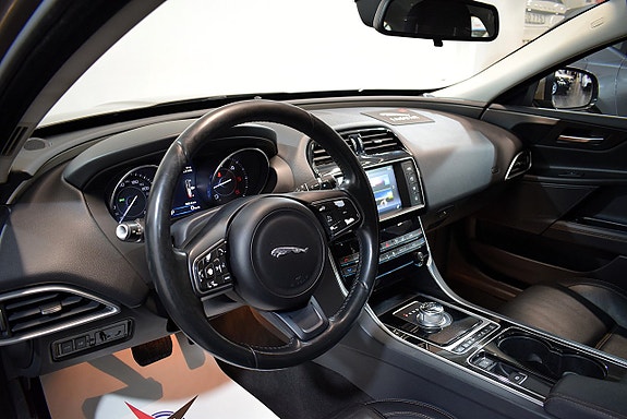 Jaguar XE 9 of 22