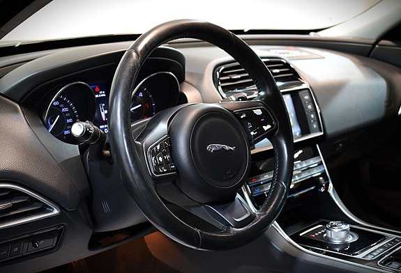 Jaguar XE 10 of 22