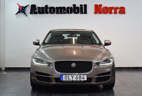 Jaguar XE 2 of 5