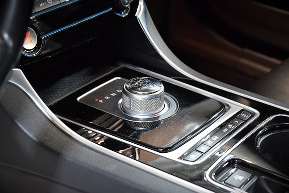 Jaguar XE 11 of 22