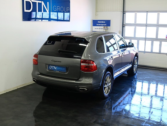 Porsche Cayenne 2 of 5