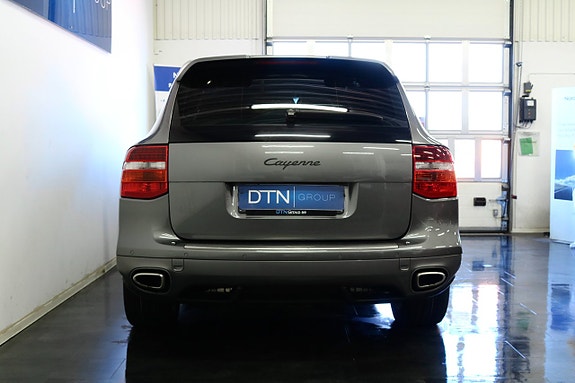 Porsche Cayenne 4 of 5