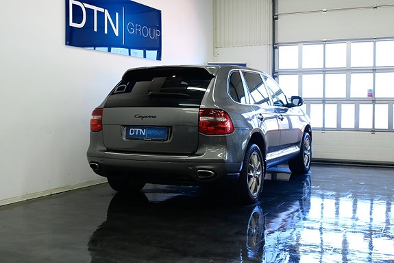 Porsche Cayenne 3 of 5
