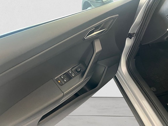 Seat Arona 8 of 16