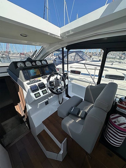 Sealine c330 6 of 12
