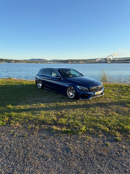 Mercedes-Benz C220 2 of 5