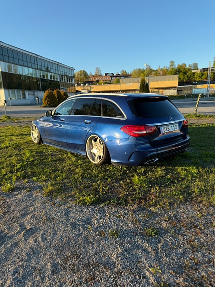 Mercedes-Benz C220 4 of 5
